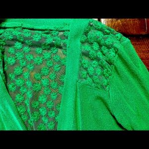 ☘️ Green cardigan with lace detail.